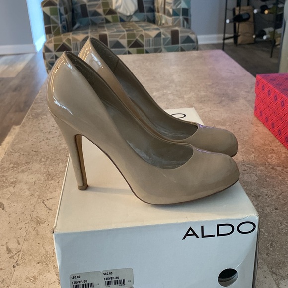 Woman’s shoes - worn but in good condition - Picture 2 of 4